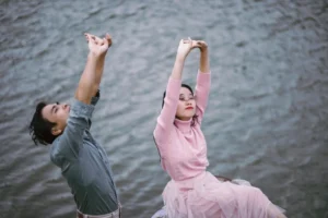 Câu chuyện của tôi bắt đầu khi gia đình gặp phải một biến cố lớn, và tôi phải đối diện với những áp lực từ phía chị gái và anh rể