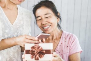 Mẹ vợ giấu diếm bữa ăn, tôi phát hiện tình yêu và trách nhiệm cần được chia sẻ